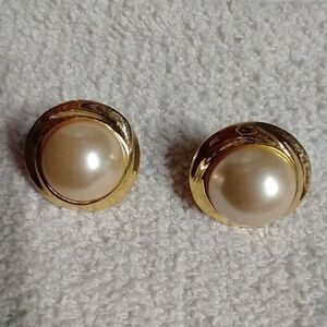 Goldtone faux pearl 🦪 round button post earrings backs don't match